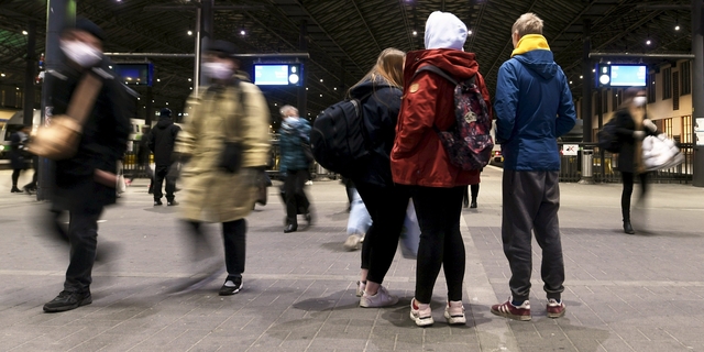 Poliisi peruuttelee kohuohjettaan: Nuorten on sittenkin turvallista liikkua yksin jopa juna-asemilla