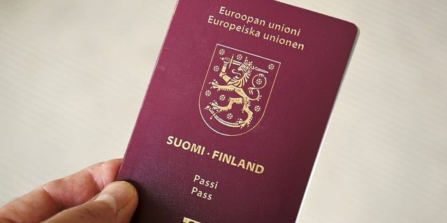 Kansalaisuuslakia kiristetään – Koponen: ”Suomen kansalaisuus ei ole kauppatavaraa”