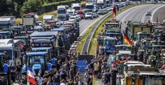 ”Sota on alkanut ja me sen voitamme” – hallituksen ilmastotavoitteet ajavat karjatilat kurjuuteen ja maatalousväestön barrikadeille Hollannissa