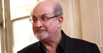 Riikka Purra kommentoi Salman Rushdien puukotusta: ”Toivottavasti Salman Rushdie selviää tästäkin raukkamaisesta hyökkäyksestä”