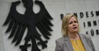 Vihapuhetta valtion luvalla – Saksan suojelupoliisi pyörittää satoja ”äärioikeistolaisia” feikkitilejä somessa