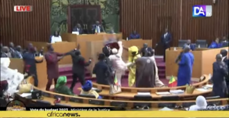 Epäluottamus poliittisten ryhmien välillä puhkesi yhteenotoksi Senegalin parlamentissa