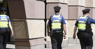Tasavertaisuus velvoittaa: Englannin kielen taito hakusessa Lontoon poliisissa