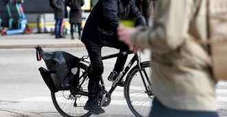 Maahanmuuttajat opettelevat ajamaan polkupyörällä – kurssin vetäjä uskoo taidon lisäävän työn saamista