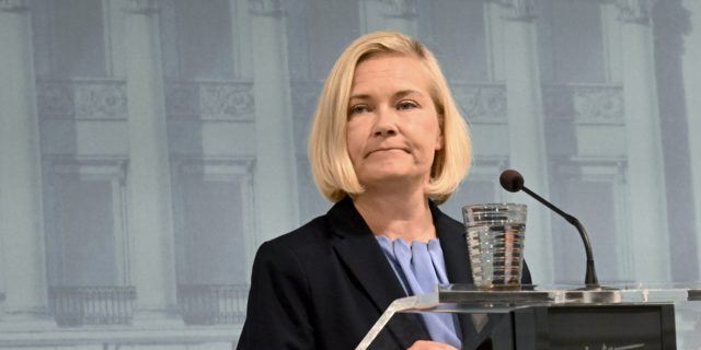 Sisäministeri Rantanen maahanmuuttopolitiikan kiristämisestä: ”Jos ei ole lupaa pitää poistua – tavalla tai toisella”