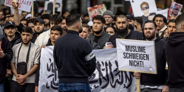 Pakolaispolitiikasta on tulossa saksalaisille eurovaalien tärkein teema – islamistien vaatimus Saksan muuttamisesta islamilaiseksi valtioksi kuumentaa vaalikampanjaa