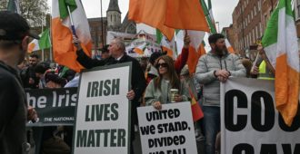 Irlantilaiset saivat tarpeekseen laittomista siirtolaisista – huoli omasta selviytymisestä ajaa kantavästön barrikadeille